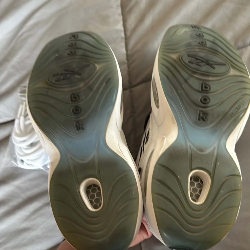 Allen Iverson’s Reebok Questions in 
 White and Black size 9.5 - Picture 4 of 6